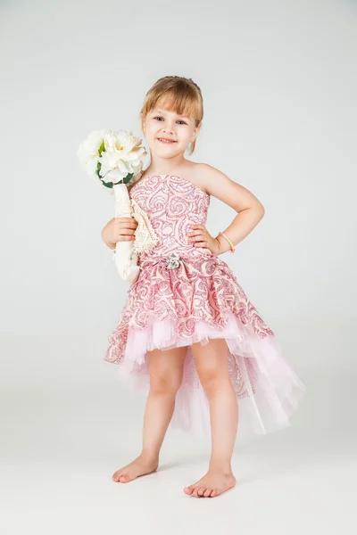 Pequeña chica de moda en hermoso vestido posando — Foto de Stock