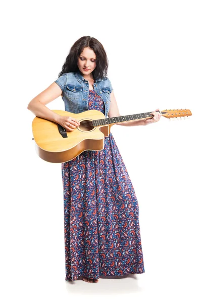 Hippie menina com a guitarra isolada no branco — Fotografia de Stock