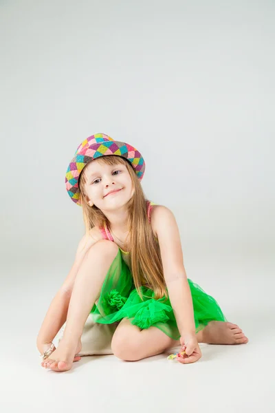 Pequeña chica de moda en hermoso vestido posando — Foto de Stock