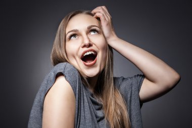 Çekici kadın koyu gri ararken