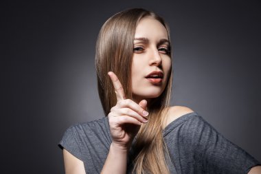 Koyu gri olarak iyi bir fikir olan kadın