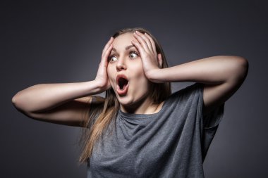 Koyu gri suprised genç kadın