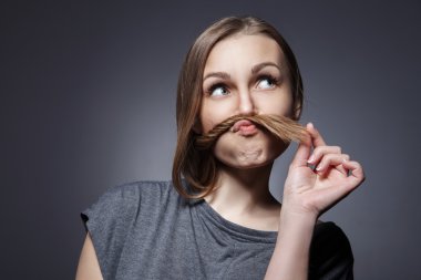 Çekici kadın koyu gri ararken