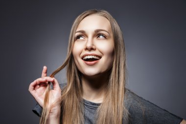 Çekici kadın koyu gri ararken