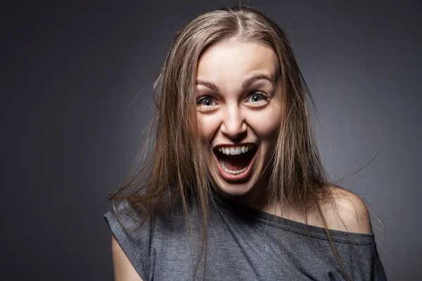 женщина злость. девушка орет. ведьма улыбается. женщина в гневе. злая женщина.