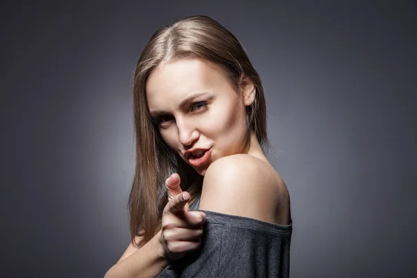 Frau gibt vor, mit dem Finger zu schießen — Stockfoto