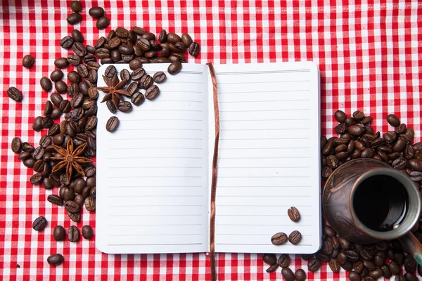 Papel em branco, feijão de café e xícara de café em madeira — Fotografia de Stock