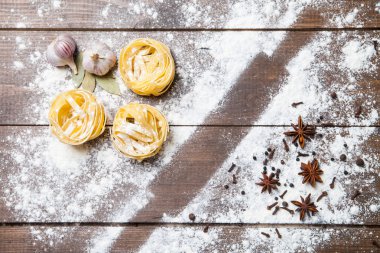 Ahşap oklava ile un ve makarna