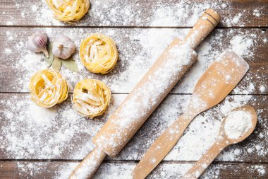 Ahşap oklava ile un ve makarna