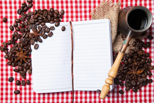 Papel en blanco, grano de café y taza de café en madera —  Fotos de Stock