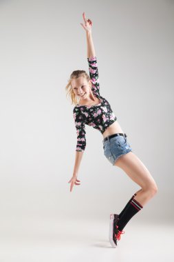 Modern dansçı pozlar studio arka plan önünde