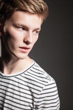 Zarif yakışıklı adam. Stüdyo moda portresi