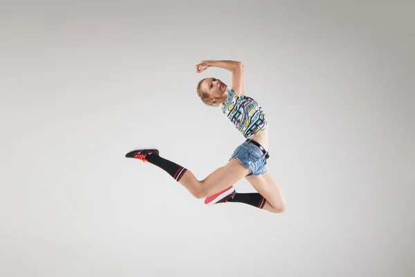 Giovane bella ballerina che salta in studio — Foto Stock