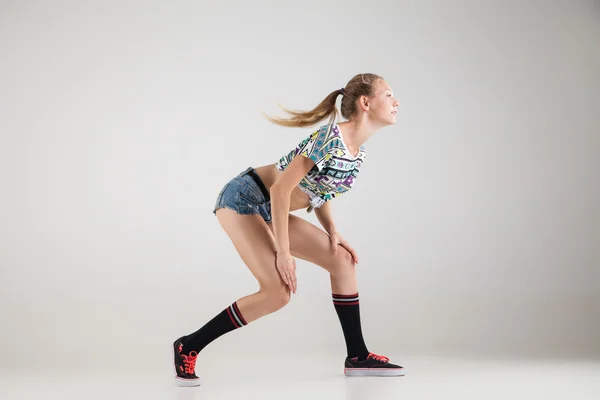 Bela espólio dançarina posando no estúdio fundo — Fotografia de Stock