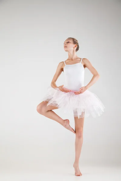 Ballerina in klassieke tutu op witte achtergrond — Stockfoto