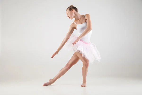 Bailarina em tutu clássico sobre fundo branco — Fotografia de Stock