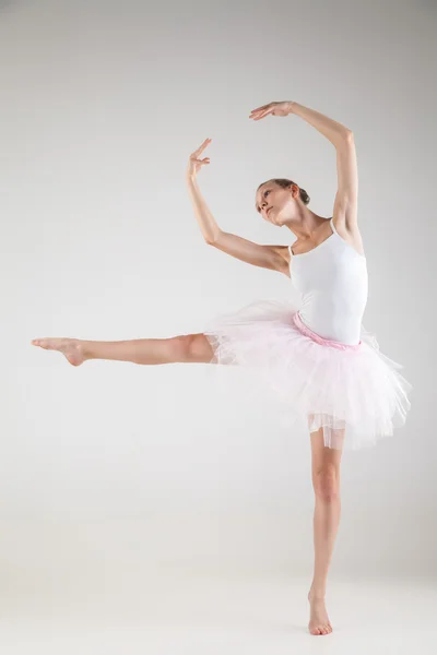 Балерина в классической пачке на белом фоне — стоковое фото