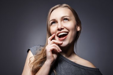 Çekici kadın koyu gri ararken