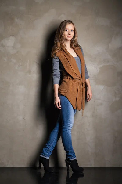 Mujer joven en jeans con hojas de otoño — Foto de Stock