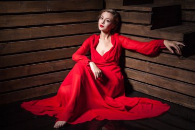 Uzun güzel şehvetli kadın moda kırmızı elbise