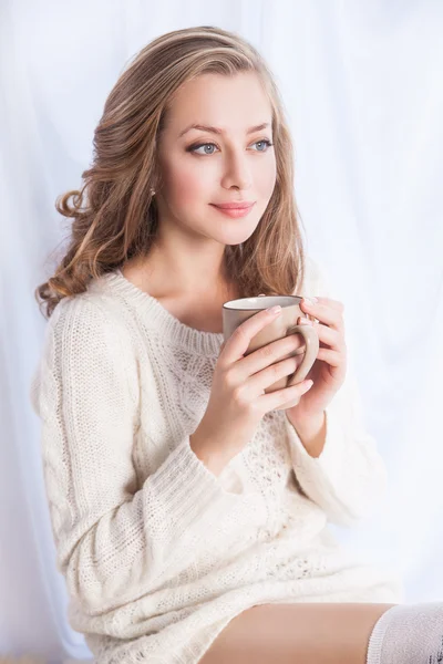 Femeia se bucură de cafea în timp ce se relaxează acasă — Fotografie, imagine de stoc