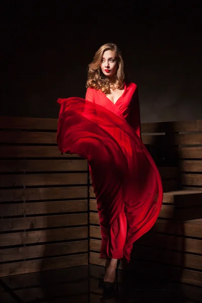 Belle femme sensuelle en robe rouge longue mode — Photo