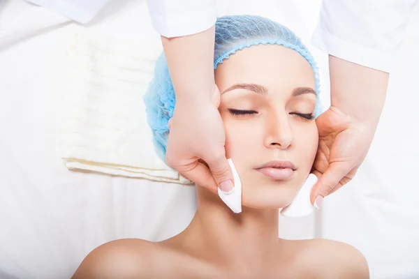 El cuidado de la piel - la mujer que limpia la cara por esteticista — Foto de Stock