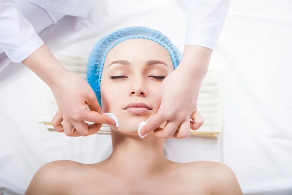 Skin care - woman cleaning face by beautician — Stock Photo, Image