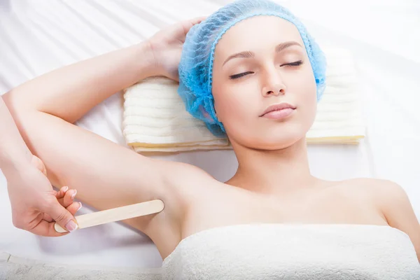 Woman getting waxing armpit by beautician — Stock Photo, Image