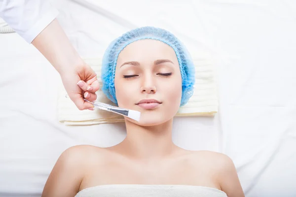 Applying  cosmetic cream by brush — Stock Photo, Image