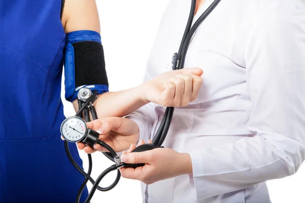 Médico verificando a pressão arterial de um paciente — Fotografia de Stock