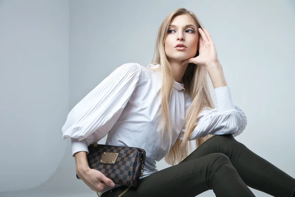açık renkli bir torba ile moda kadın
