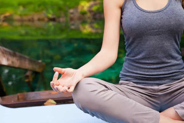 Genç kız Yoga lotus poz Park yapıyor