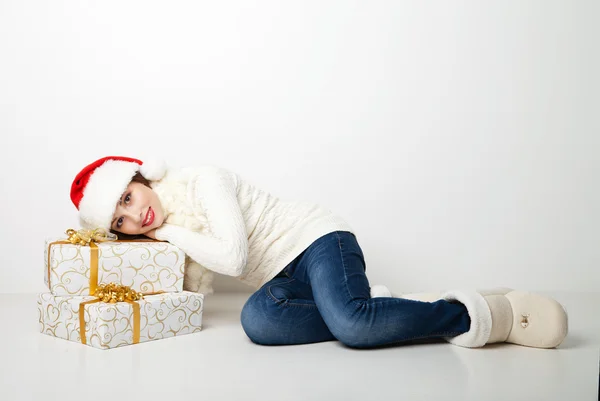 Žena drží vánoční dárek na bílém pozadí — Stock fotografie