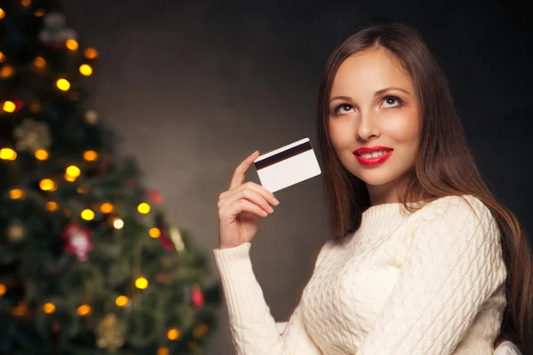 Femme avec carte de crédit devant l'arbre de Noël — Photo