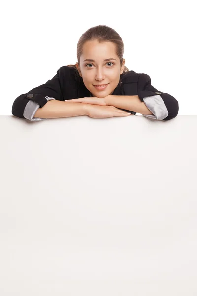 Hermosa mujer de negocios sosteniendo cartel en blanco — Foto de Stock