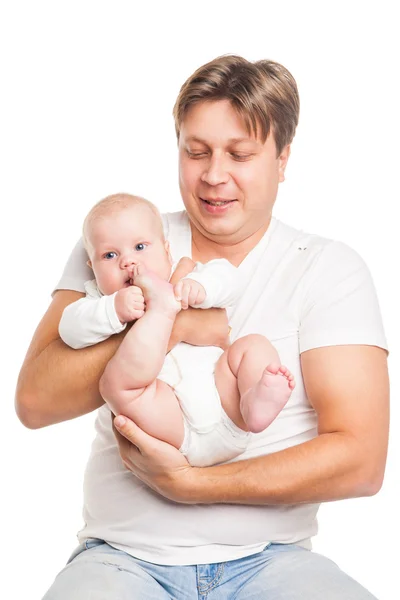 Glad ung man hålla leende baby isolerade — Stockfoto