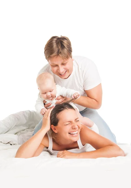 Familia feliz bajo la manta en la cama en casa — Foto de Stock