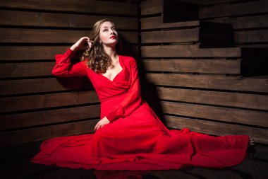 Uzun güzel şehvetli kadın moda kırmızı elbise