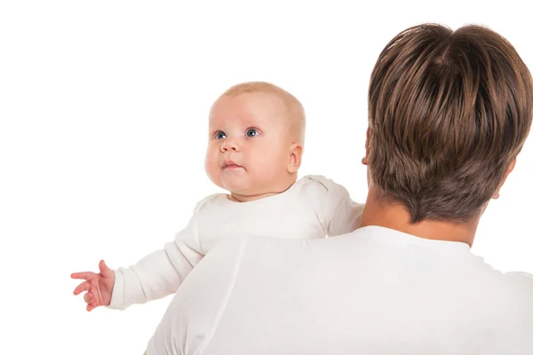 Glücklicher junger Mann hält lächelndes Baby isoliert — Stockfoto