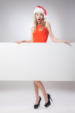 Boş tahta holding santa şapka Noel kadın