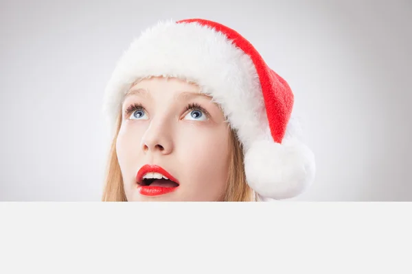 Kerstmis vrouw in Kerstman hoed, bedrijf leeg bord — Stockfoto
