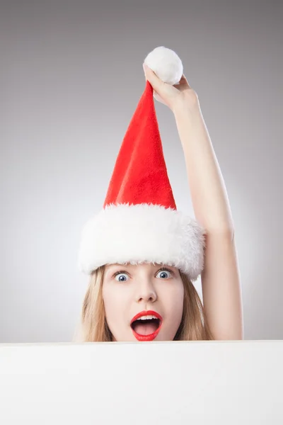 クリスマス サンタ帽子空板を保持している女性 — ストック写真