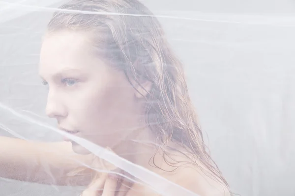 Красивое лицо мокрой женщины с размахивающей тканью — стоковое фото