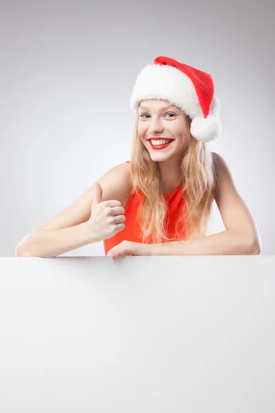 Kerstmis vrouw in Kerstman hoed, bedrijf leeg bord — Stockfoto