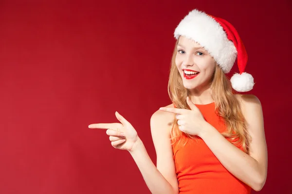 Menina bonita vestindo roupas de santa claus — Fotografia de Stock