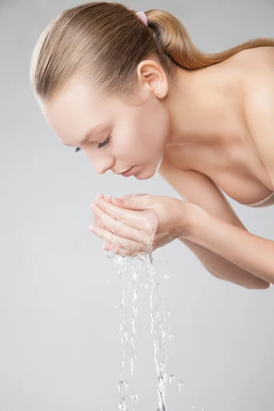 Beautiful woman washing her clean face with water — Stock Photo, Image