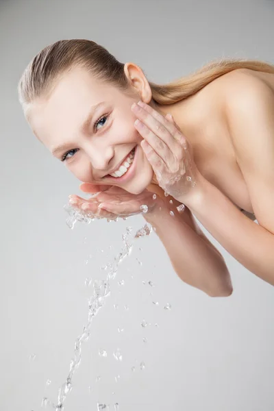 Hermosa mujer lavando su cara limpia con agua — Foto de Stock