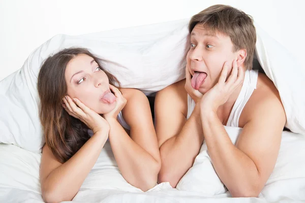 Belo jovem casal relaxante na cama em casa — Fotografia de Stock