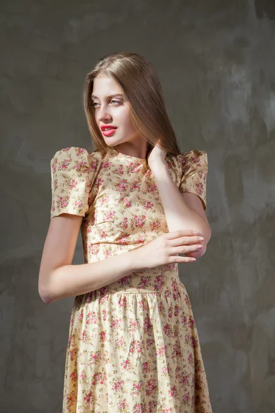 Hermosa mujer modelo posando en vestido elegante —  Fotos de Stock